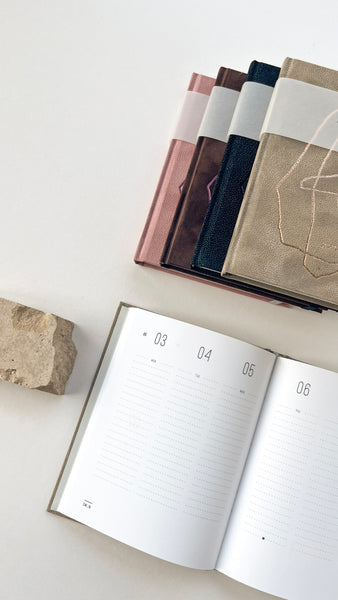 A Planbook 2027 határidőnapló / 'KLASSZIK' elrendezésű - 4 féle borítóval